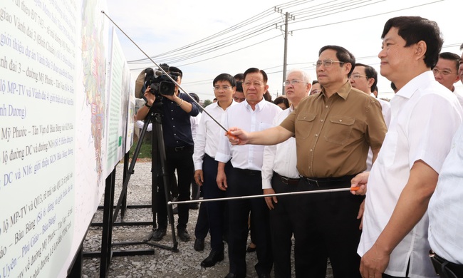 Thủ tướng đi khảo sát các dự án giao thông trọng điểm tại tỉnh Bình Dương - Ảnh 1.