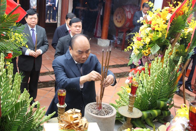 Chủ tịch nước Nguyễn Xuân Phúc dâng hương tưởng niệm Nữ sĩ Hồ Xuân Hương tại Nghệ An - Ảnh 1.