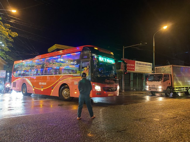 Cháy lớn tại kho phế liệu tại Đà Nẵng gây ùn tắc giao trên tuyến QL14B - Ảnh 4.