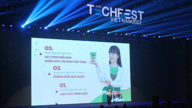 Một bạn trẻ kể lại hành trình khởi nghiệp đổi mới sáng tạo của mình tại sự kiện Dấu ấn Techfest Việt Nam 2022. Ảnh: Nguyên Vỹ
