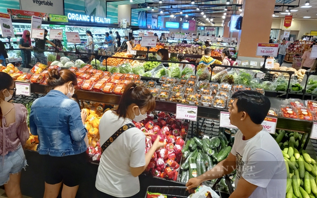 Người dân mua sắm ở siêu thị Aeon Mall Bình Dương. Ảnh: Trần Khánh