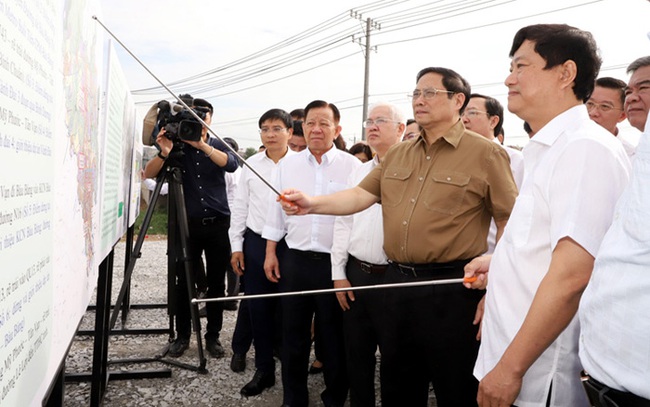 Đoàn công tác của Thủ tướng Phạm Minh Chính đã khảo sát một số dự án giao thông trọng điểm tại Bình Dương. Ảnh: T.L