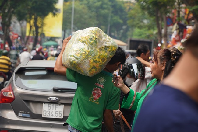 Chợ đồ trang trí lớn nhất TP.HCM nhộn nhịp ngày cuối năm - Ảnh 15.