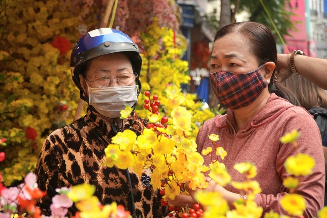 Chợ đồ trang trí lớn nhất TP.HCM nhộn nhịp ngày cuối năm - Ảnh 4.