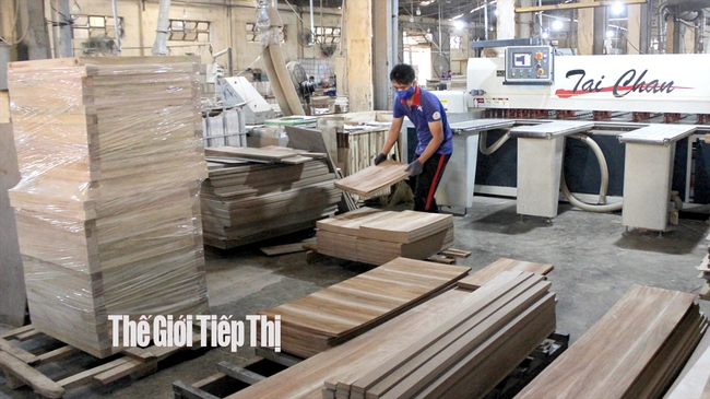 Công nhân làm việc bên trong nhà máy chế biến gỗ nội thất ở TP.Thuận An (Bình Dương). Ảnh: Trần Khánh