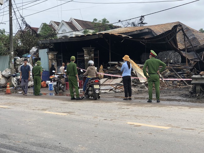Căng dây và tổ chức khám nghiệm hiện trường vụ cháy kho phế liệu tại Đà Nẵng - Ảnh 1.