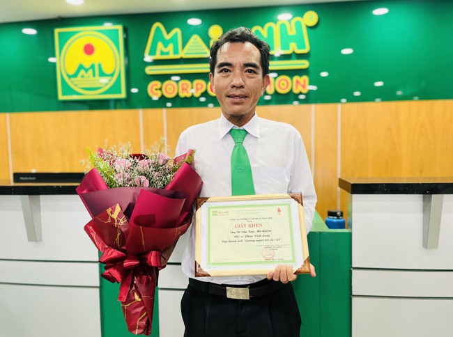Tập đoàn Mai Linh khen thưởng tài xế đỡ đẻ thành công ca sinh ngược trên taxi - Ảnh 2.