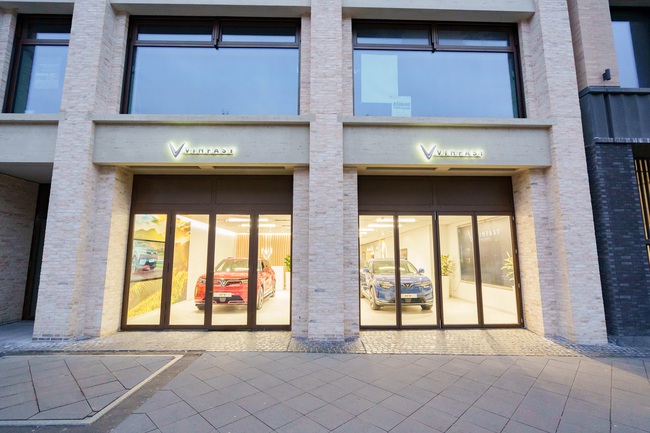 VinFast khai trương 2 cửa hàng đầu tiên tại Cologne và Paris - Ảnh 1.