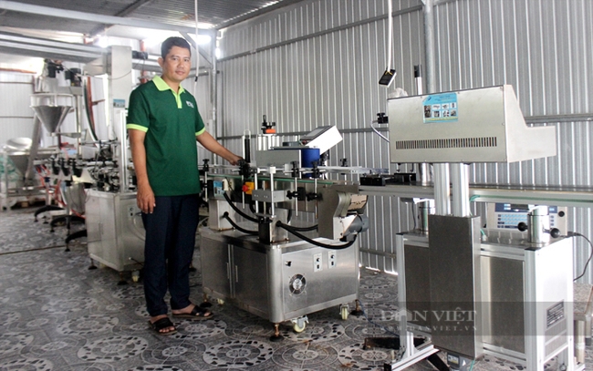 Anh Lê Minh Sang - Giám đốc HTX cây ăn quả Tân Mỹ bên dây chuyền công nghệ chế biến muối tiêu do nguồn kinh phí khuyến công địa phương đầu tư. Ảnh: Nguyên Vỹ