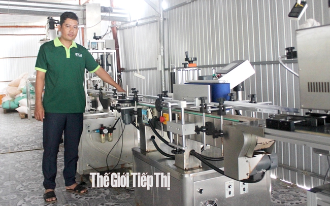 Anh Lê Minh Sang - Giám đốc HTX cây ăn quả Tân Mỹ bên dây chuyền công nghệ chế biến muối tiêu do nguồn kinh phí khuyến công địa phương đầu tư. Ảnh: Trần Khánh