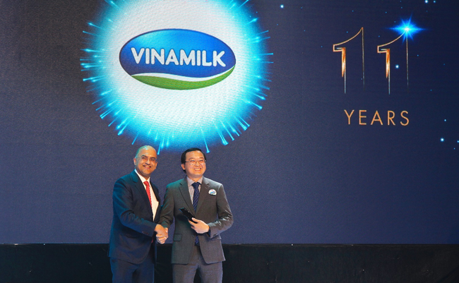 Top 50 công ty kinh doanh hiệu quả nhất Việt Nam 11 năm liền vinh danh Vinamilk - Ảnh 2.