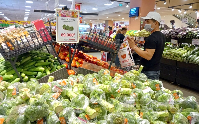 Tổng mức bán lẻ hàng hoá và doanh thu dịch vụ Bình Dương ước đạt 269.440 tỷ đồng, tăng 16,8% so với năm trước. Người dân mua thực phẩm ở siêu thị Aeon Mall, Bình Dương.  Ảnh: Trần Khánh