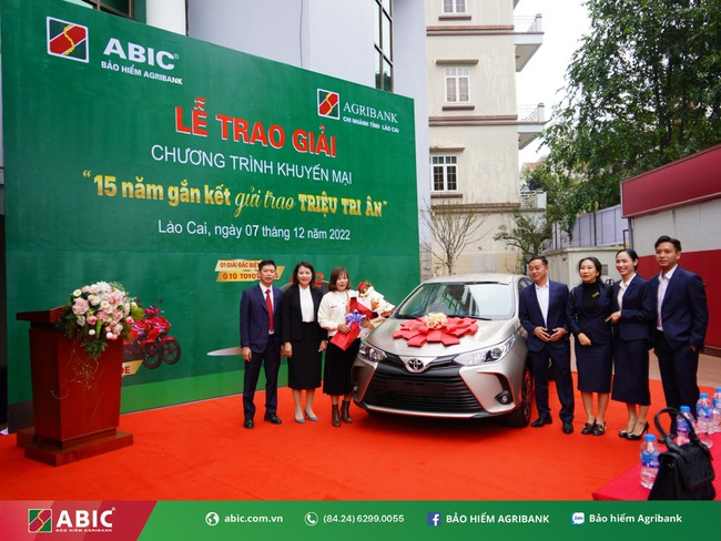 Bảo hiểm Agribank trao thưởng cho khách hàng trúng ô tô Toyota vios trị giá 536 triệu đồng - Ảnh 2.