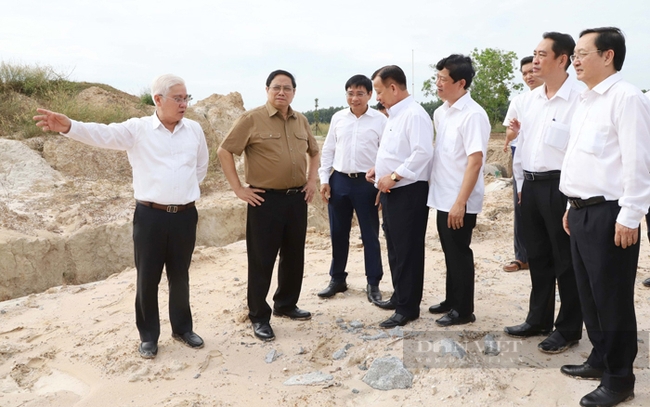 Thủ tướng Phạm Minh Chính trong chuyến khảo sát kế hoạch đầu tư công và các công trình giao thông trọng điểm trên địa bàn tỉnh Bình Dương hồi đầu thagns 12/2022. Ảnh: T.L