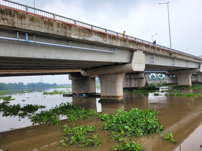 Ngăn cản phụ nữ đang mang thai định nhảy cầu Bến Lức (Long An) - Ảnh 1.