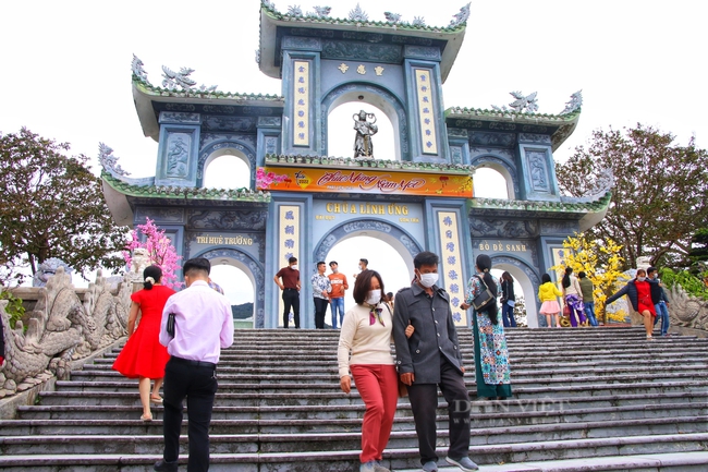 Đà Nẵng: Hàng nghìn người chen chân đến chùa Linh Ứng Sơn Trà ngày đầu năm - Ảnh 2.