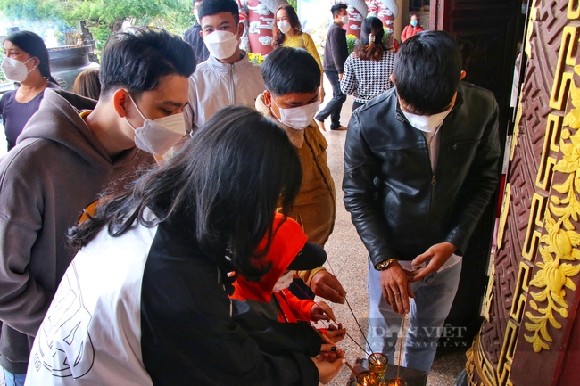 Đà Nẵng: Hàng nghìn người chen chân đến chùa Linh Ứng Sơn Trà ngày đầu năm - Ảnh 6.