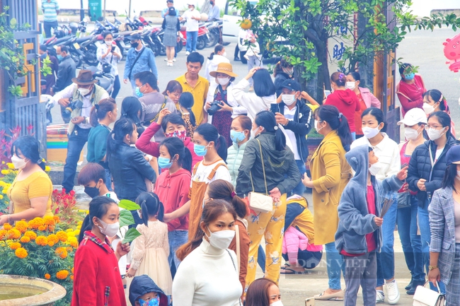 Đà Nẵng: Hàng nghìn người chen chân đến chùa Linh Ứng Sơn Trà ngày đầu năm - Ảnh 1.