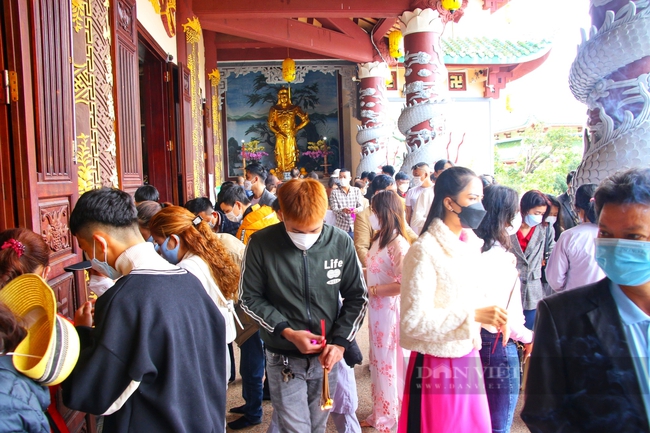 Đà Nẵng: Hàng nghìn người chen chân đến chùa Linh Ứng Sơn Trà ngày đầu năm - Ảnh 4.