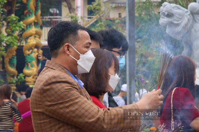 Đà Nẵng: Hàng nghìn người chen chân đến chùa Linh Ứng Sơn Trà ngày đầu năm - Ảnh 5.