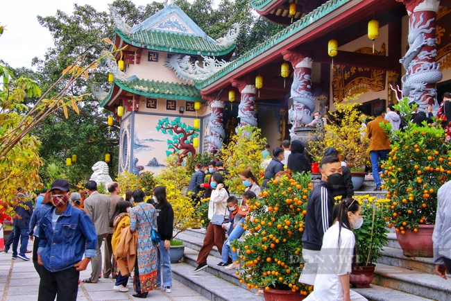 Đà Nẵng: Hàng nghìn người chen chân đến chùa Linh Ứng Sơn Trà ngày đầu năm - Ảnh 12.