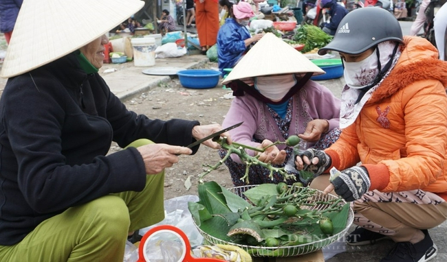 Đầu năm đi phiên chợ Tết đặc biệt ở Huế để cầu tài lộc  - Ảnh 1.