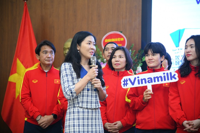 VINAMILK TRAO THƯỞNG 500 TRIỆU ĐỒNG VÀ 2 NĂM SỬ DỤNG SẢN PHẨM ĐỂ CHÚC MỪNG THÀNH TÍCH ĐỘI TUYỂN BÓNG ĐÁ NỮ QUỐC GIA - Ảnh 5.