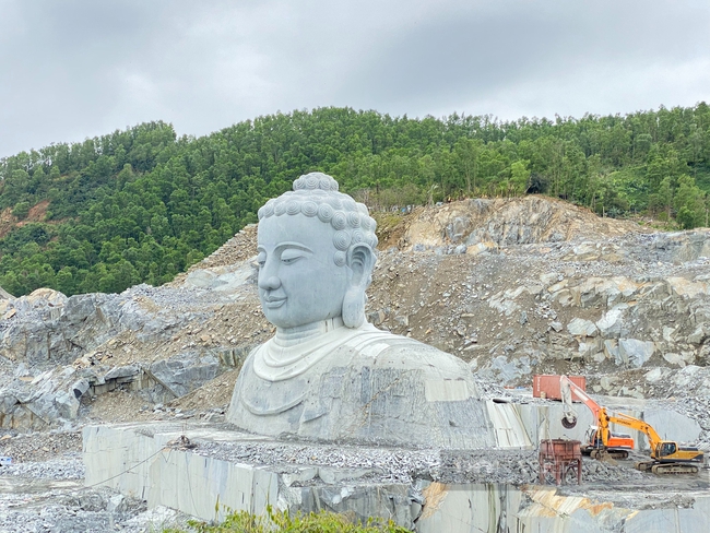 Tháng Giêng tại ngôi chùa không sư thầy nằm lặng lẽ bên bức tượng Phật ở sâu trong lòng núi - Ảnh 2.