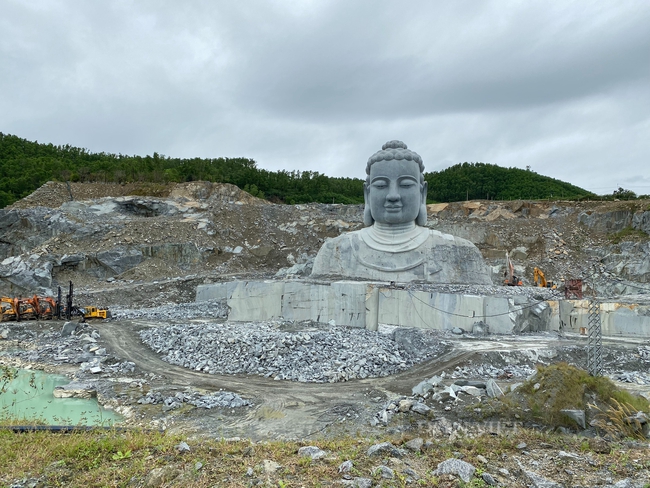 Tháng Giêng tại ngôi chùa không sư thầy nằm lặng lẽ bên bức tượng Phật ở sâu trong lòng núi - Ảnh 1.