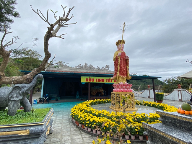 Tháng Giêng tại ngôi chùa không sư thầy nằm lặng lẽ bên bức tượng Phật ở sâu trong lòng núi - Ảnh 7.