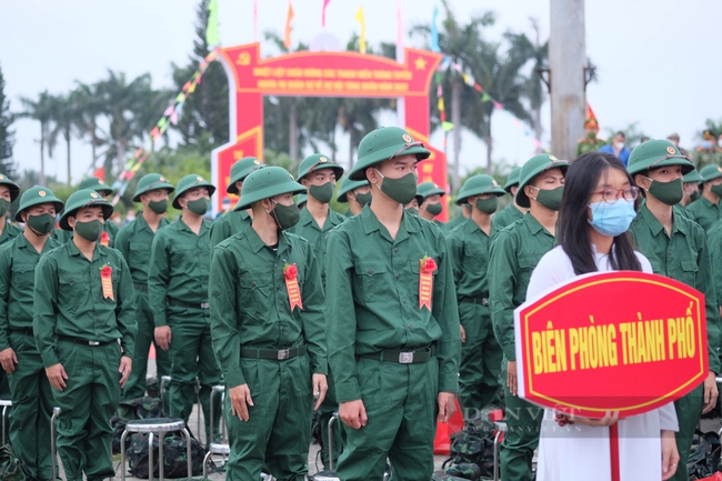Hơn 1.000 tân binh Đà Nẵng háo hứng lên đường nhập ngũ - Ảnh 1.