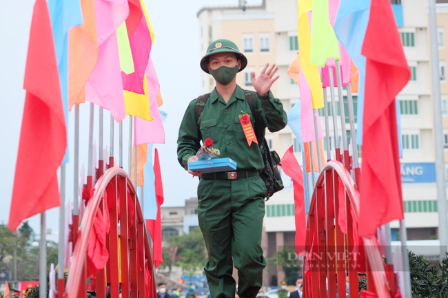 Hơn 1.000 tân binh Đà Nẵng háo hứng lên đường nhập ngũ - Ảnh 3.