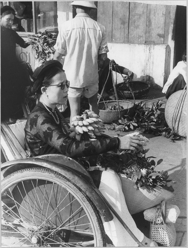 Ảnh quý về đời thường ở chợ Đồng Xuân thập niên 1950 - Ảnh 3.