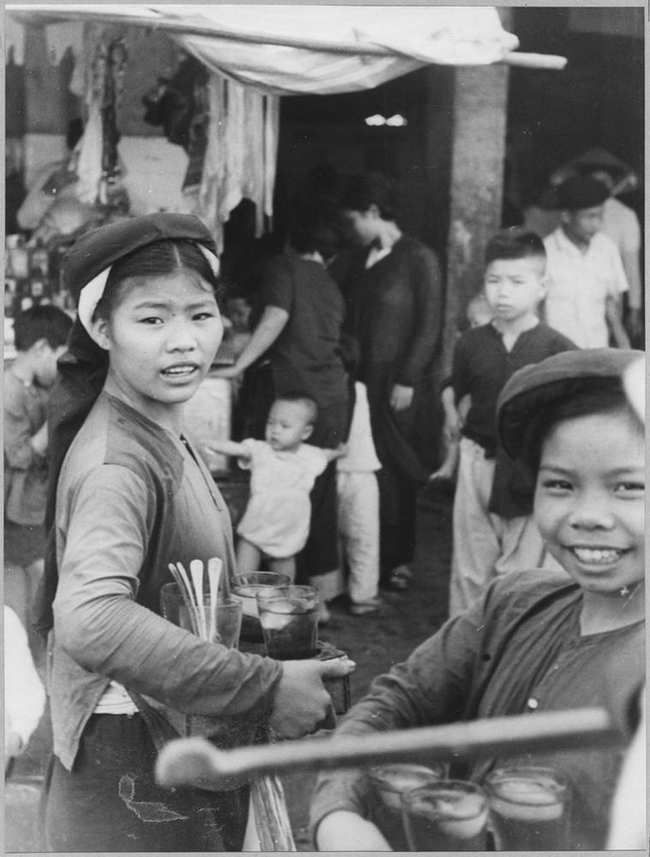 Ảnh quý về đời thường ở chợ Đồng Xuân thập niên 1950 - Ảnh 5.