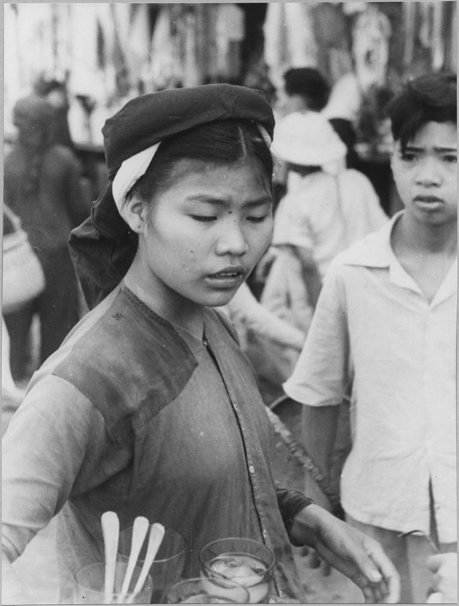 Ảnh quý về đời thường ở chợ Đồng Xuân thập niên 1950 - Ảnh 6.