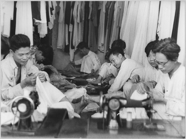 Ảnh quý về đời thường ở chợ Đồng Xuân thập niên 1950 - Ảnh 10.