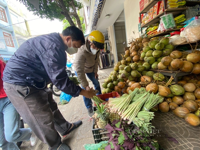 Đà Nẵng: Người dân đổ xô đi mua, &quot;thần dược&quot; trị Covid-19 cháy hàng - Ảnh 1.