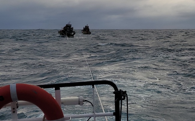 Cứu nạn thành công 5 thuyền viên gặp nạn trên biển - Ảnh 2.