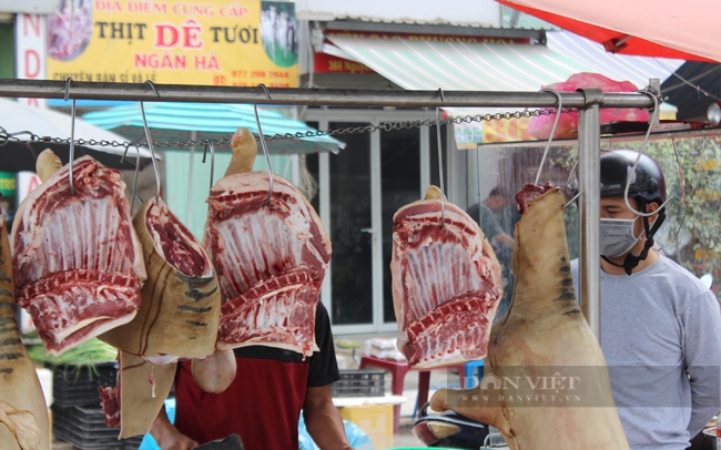 Một cửa hàng bán thịt dê ở chợ Nguyễn Xí, TP.HCM. Ảnh: Trần Khánh