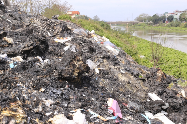 Hãi hùng cảnh rác thải bốc cháy kéo dài hàng trăm mét tại huyện Thường Tín (Hà Nội) - Ảnh 6.
