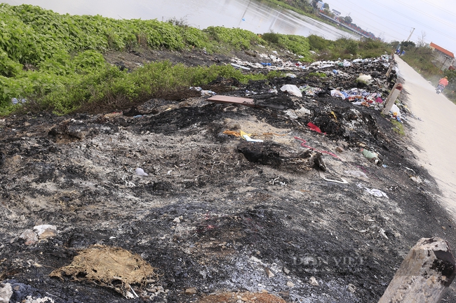 Hãi hùng cảnh rác thải bốc cháy kéo dài hàng trăm mét tại huyện Thường Tín (Hà Nội) - Ảnh 5.
