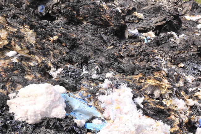 Hãi hùng cảnh rác thải bốc cháy kéo dài hàng trăm mét tại huyện Thường Tín (Hà Nội) - Ảnh 8.