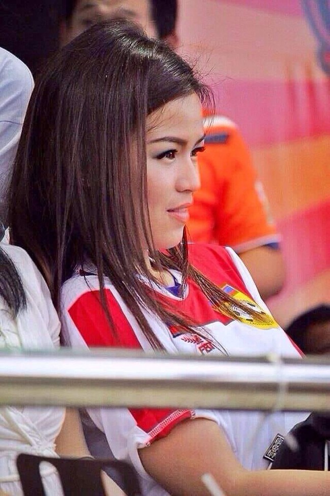 Ngắm nữ đại gia xinh đẹp hứa thưởng đậm nếu U23 Lào đánh bại U23 Thái Lan - Ảnh 2.