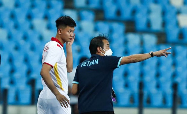 HY HỮU: Thủ môn U23 Việt Nam trở thành tiền đạo bất đắc dĩ - Ảnh 1.