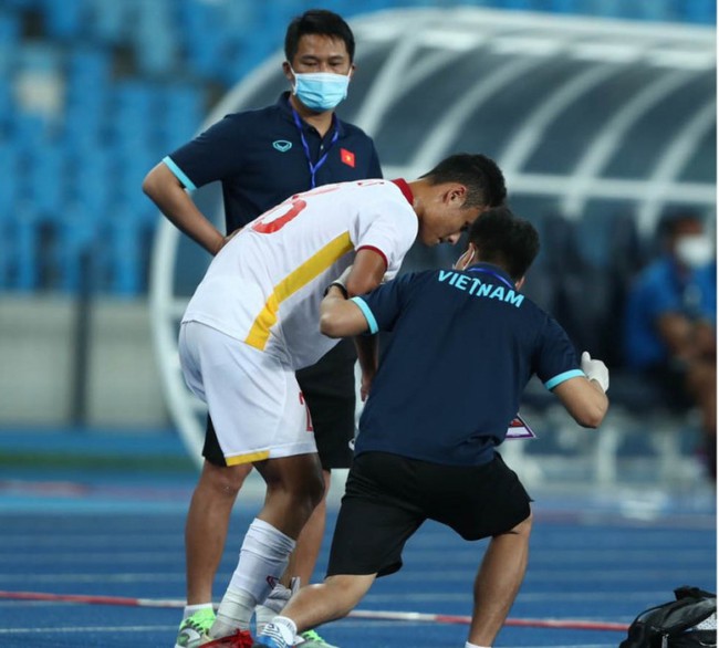 HY HỮU: Thủ môn U23 Việt Nam trở thành tiền đạo bất đắc dĩ - Ảnh 2.