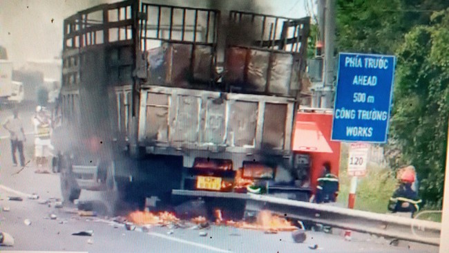 Tiền Giang: Ô tô tải chở phế liệu cháy ngùn ngụt trên cao tốc Trung Lương-TP.HCM - Ảnh 1.