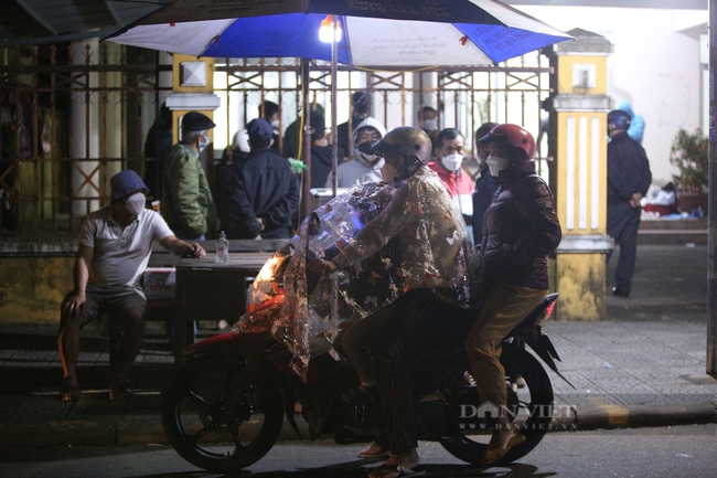 Người dân Hội An lập thùng tiền quyên góp, thắp hoa đăng cho các nạn nhân chìm tàu tại Quảng Nam  - Ảnh 3.