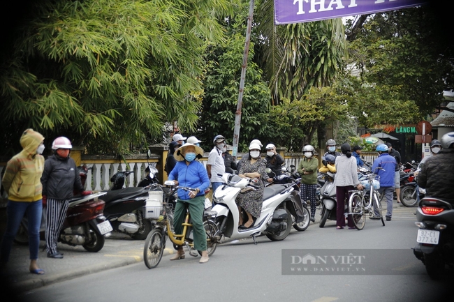 Xót lòng hình ảnh đưa thi thể các nạn nhân vụ chìm ca nô tại Quảng Nam đi hỏa táng  - Ảnh 1.