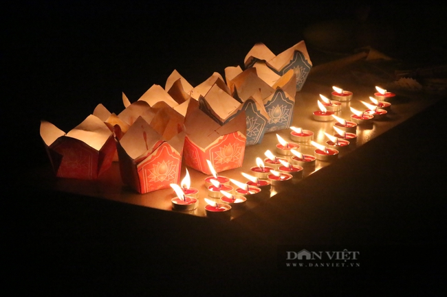 Người dân Hội An lập thùng tiền quyên góp, thắp hoa đăng cho các nạn nhân chìm tàu tại Quảng Nam  - Ảnh 8.