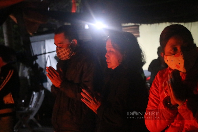Người dân Hội An lập thùng tiền quyên góp, thắp hoa đăng cho các nạn nhân chìm tàu tại Quảng Nam  - Ảnh 7.